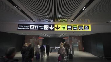 7 Ekim 2023. Roma. İtalya. Aeroporto di Roma Fiumicino Leonardo da Vinci 'nin içinde. Roma, İtalya 'daki yeni uluslararası havaalanı. Romanlardaki modern Avrupa havaalanı terminali. 