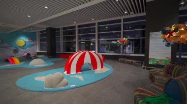 7 Ekim 2023. Roma. İtalya. Aeroporto di Roma Fiumicino Leonardo da Vinci 'nin içinde. Roma, İtalya 'daki yeni uluslararası havaalanı. Romanlardaki modern Avrupa havaalanı terminali. 