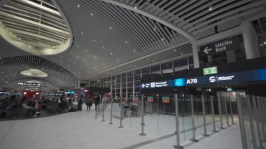 7 Ekim 2023. Roma. İtalya. Aeroporto di Roma Fiumicino Leonardo da Vinci 'nin içinde. Roma, İtalya 'daki yeni uluslararası havaalanı. Romanlardaki modern Avrupa havaalanı terminali. 