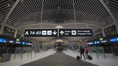 7 Ekim 2023. Roma. İtalya. Aeroporto di Roma Fiumicino Leonardo da Vinci 'nin içinde. Roma, İtalya 'daki yeni uluslararası havaalanı. Romanlardaki modern Avrupa havaalanı terminali. 