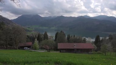 Yazın dağlar ve dağ gölü manzarası. Bavyera, Almanya, Avrupa 'daki güzel Schliersee kasabası. Schliersee Gölü, Bavyera sıradağları. Yukarı Bayern. Panarama auf den Schliersee. 