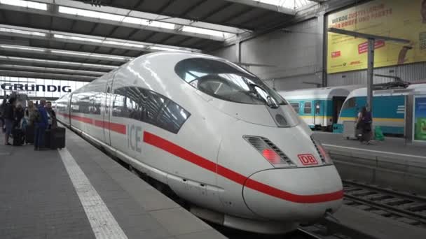 2023年10月7日 ミュンヘン ドイツ ドイツのミュンヘンにある国際中央鉄道駅は ターミナルに列車が並んでいます ミュンヘン駅のホワイト アンド レッド モダン インターナショナル急行列車Ice — ストック動画