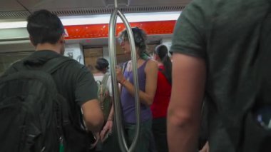 8 Ağustos 2023. Roma. İtalya. Roma, İtalya 'da kalabalık bir metro vagonu. Trenin içinde, Roma şehrindeki yolcularla birlikte. İtalya 'da yer altında tam yük vagonu. Persone nella metropolitana. 