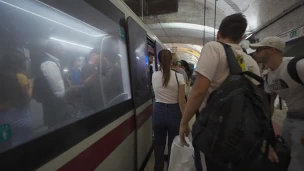 Srpna2023 Řím Itálie Italském Romu Přecpané Metro Lidmi Interiér Metra — Stock video