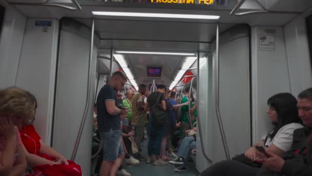 2023年8月8日 ローマ イタリア ローマ イタリアの人々と混雑した地下鉄車 ローマ市内の乗客と列車の中の地下鉄インテリア イタリアの地下ワゴン ペルシア メトロポリス — ストック動画
