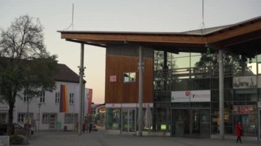 26 Eylül 2023. Almanya, Bavyera şehri Oberstdorf im bayerischen Landkreis Oberallgau. Bahnhof Oberstdorf. Deutschland 'daki tren istasyonu. Deutsche bahn zug 