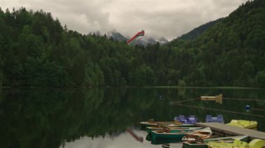 Freibergsee, Bavyera, Almanya 'da Oberstdorf yakınlarında. Zugefrorener Freibergsee in Alpen mit Sicht auf die Skiflugfschanze Oberstdorf im Allgau. Göl kenarındaki kulübe, Freibergsee. Heini Klopfer uçan tepe. 