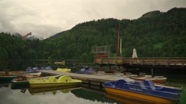 Freibergsee, Bavyera, Almanya 'da Oberstdorf yakınlarında. Zugefrorener Freibergsee in Alpen mit Sicht auf die Skiflugfschanze Oberstdorf im Allgau. Göl kenarındaki kulübe, Freibergsee. Heini Klopfer uçan tepe. 