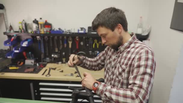 작업장에서 사이클의 핸들에 새로운 테이프를 자전거 자전거 서비스의 자전거 기술자 — 비디오