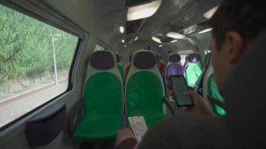 Roma, İtalya 'da güneşli bir yaz gününde elinde biletlerle renkli koltukları olan boş bir İtalyan treninde seyahat eden genç bir adam. Tren yolu üzerindeki turist gezileri telefonla kontrol ediliyor.