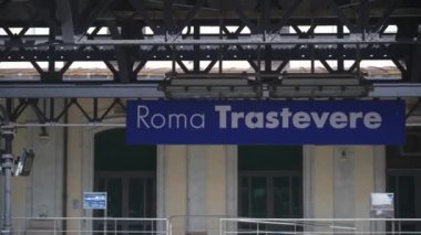 9 Ekim 2023. Roma. İtalya. Roma Trastevere tren istasyonu. Yolcular güneşli yaz havasında İtalya 'daki Trastevere tren istasyonunda tren bekliyor. İtalya 'daki kamu demiryolu sistemi. Trenital