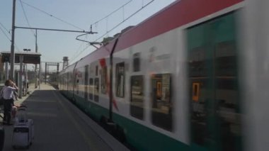 9 Ekim 2023. Roma. İtalya. Roma Trastevere tren istasyonu. Yolcular güneşli yaz havasında İtalya 'daki Trastevere tren istasyonunda tren bekliyor. İtalya 'daki kamu demiryolu sistemi. Trenital