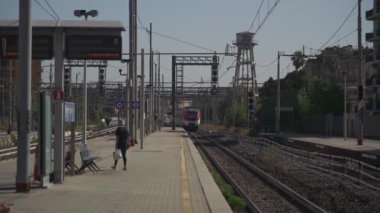 9 Ekim 2023. Roma. İtalya. Roma Trastevere tren istasyonu. Yolcular güneşli yaz havasında İtalya 'daki Trastevere tren istasyonunda tren bekliyor. İtalya 'daki kamu demiryolu sistemi. Trenital
