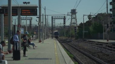 9 Ekim 2023. Roma. İtalya. Roma Trastevere tren istasyonu. Yolcular güneşli yaz havasında İtalya 'daki Trastevere tren istasyonunda tren bekliyor. İtalya 'daki kamu demiryolu sistemi. Trenital