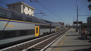 9 Ekim 2023. Roma. İtalya. Roma Trastevere tren istasyonu. Yolcular güneşli yaz havasında İtalya 'daki Trastevere tren istasyonunda tren bekliyor. İtalya 'daki kamu demiryolu sistemi. Trenital