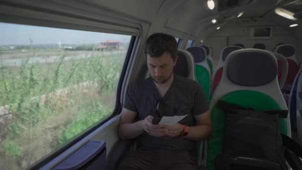 Giovane Che Viaggia Treno Italiano Vuoto Con Sedili Colorati Utilizzando — Video Stock