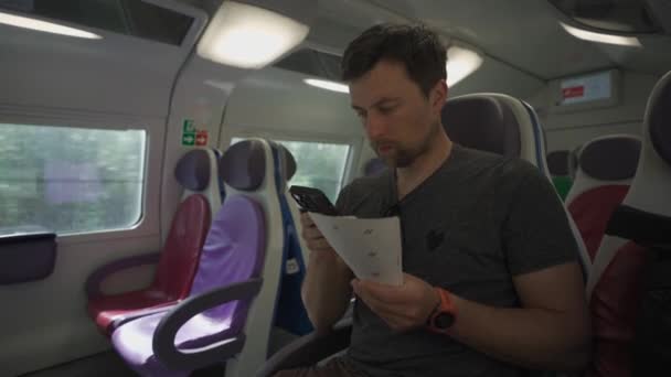 Giovane Che Viaggia Treno Italiano Vuoto Con Sedili Colorati Utilizzando — Video Stock