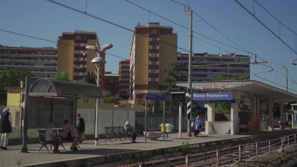 2023年10月9日罗马 意大利 罗马Trastevere火车站在阳光明媚的夏天 乘客们在意大利罗马的特拉斯特维尔火车站等火车 意大利的公共铁路系统 特伦塔利亚 — 图库视频影像