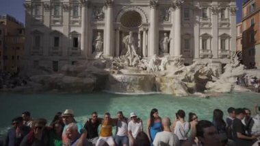 9 Ekim 2023. Roma. İtalya. Trevi Çeşmesi yüzlerce yolcuyla çevrili. Güneşli yaz gününde ünlü Fontana di Trevi çeşmesinde turist kalabalığı, Roma 'nın ünlü simgesi.. 
