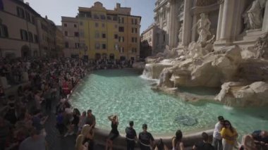 9 Ekim 2023. Roma. İtalya. Trevi Çeşmesi yüzlerce yolcuyla çevrili. Güneşli yaz gününde ünlü Fontana di Trevi çeşmesinde turist kalabalığı, Roma 'nın ünlü simgesi.. 