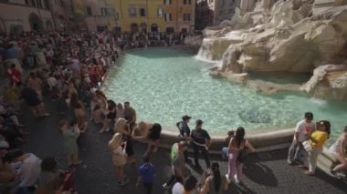 9 Ekim 2023. Roma. İtalya. Trevi Çeşmesi yüzlerce yolcuyla çevrili. Güneşli yaz gününde ünlü Fontana di Trevi çeşmesinde turist kalabalığı, Roma 'nın ünlü simgesi.. 