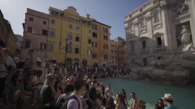 9 Ekim 2023. Roma. İtalya. Trevi Çeşmesi yüzlerce yolcuyla çevrili. Güneşli yaz gününde ünlü Fontana di Trevi çeşmesinde turist kalabalığı, Roma 'nın ünlü simgesi.. 