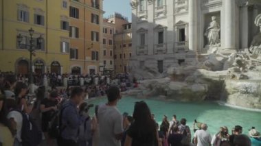 9 Ekim 2023. Roma. İtalya. Trevi Çeşmesi yüzlerce yolcuyla çevrili. Güneşli yaz gününde ünlü Fontana di Trevi çeşmesinde turist kalabalığı, Roma 'nın ünlü simgesi.. 