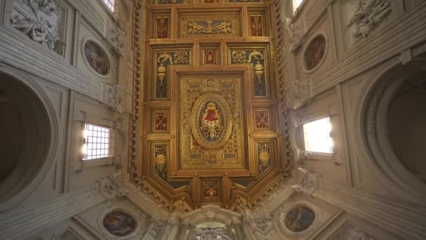 2023年10月8日 ローマ イタリア ラテラノのインテリアにあるバシリカ ジョヴァンニは 大衆の間に内部を見て 教区人たちと祈ります セントジョン ラテラン大聖堂 ローマで祈る人々 — ストック動画