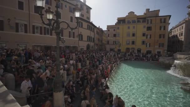 Octobre 2023 Rome Italie Fontaine Trevi Entourée Centaines Voyageurs Foule — Video