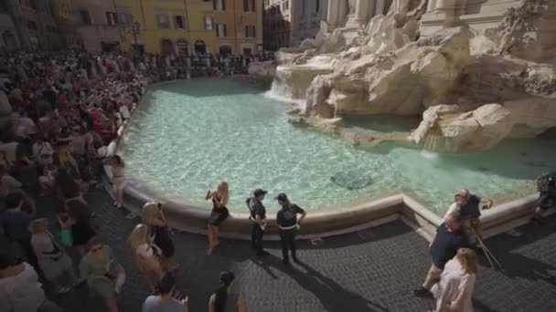 Octubre 2023 Roma Italia Fontana Trevi Rodeada Cientos Viajeros Multitud — Vídeo de stock