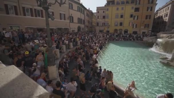 2023年10月9日 ローマ イタリア 何百人もの旅行者に囲まれたトレヴィ噴水 晴れた夏の日 ローマの有名なランドマークで有名な噴水フォンタナ トレビの観光客の群れ — ストック動画
