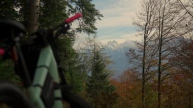 Karlı Avusturya Alpleri 'ne karşı E motoru. Bavyera dağ sırasındaki kayalıklarda dağ bisikleti. Kiralık dağ ve bisikletler. Oberaudorf dağlarında dağ bisikleti. Kleiner ve grossen ettenstein