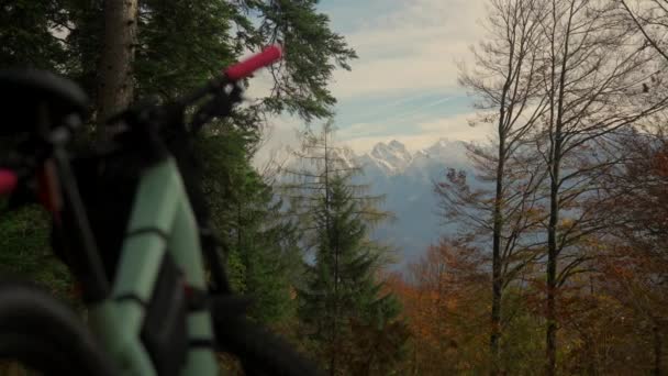 Електронний Велосипед Проти Засніжених Австрійських Альп Гірський Велосипед Фоні Скель — стокове відео