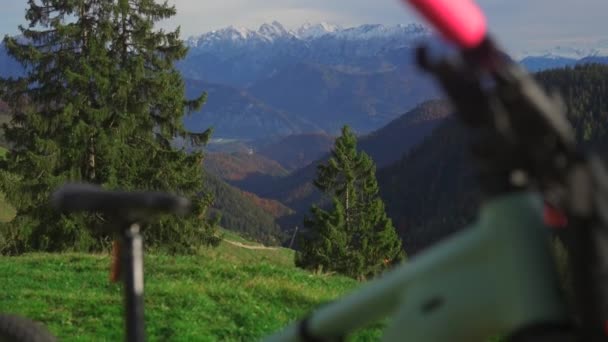 Електронний Велосипед Проти Засніжених Австрійських Альп Гірський Велосипед Фоні Скель — стокове відео