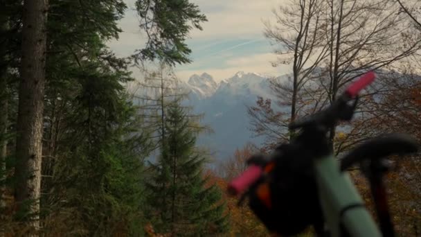 Велосипед Против Снежных Австрийских Альп Горный Велосипед Фоне Скал Горном — стоковое видео