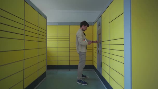 Paketleme Istasyonundaki Adam Ekranı Kullanıyor Kendini Sevkiyat Için Kutuyu Tutuyor — Stok video