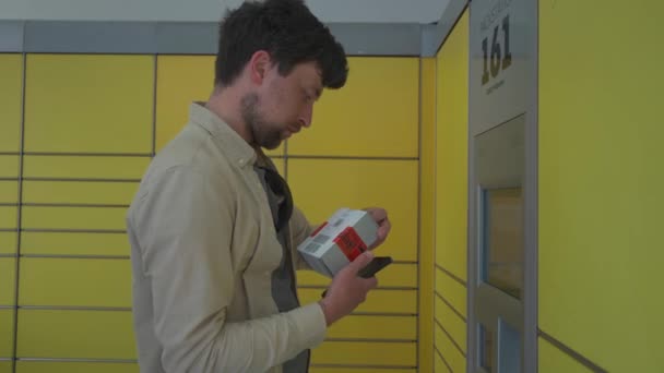 Paketi Bırakmak Için Otomatik Teslimat Terminalini Kullanan Bir Erkek Müşteri — Stok video
