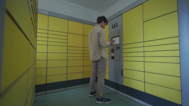 Hombre Estación Embalaje Utilizando Pantalla Caja Retención Para Autoenvío Punto — Vídeo de stock
