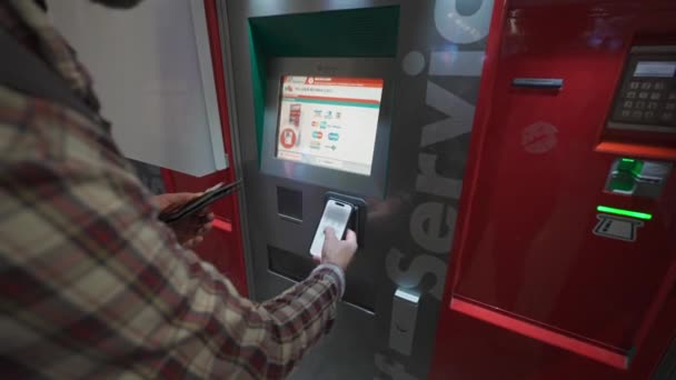 Рим Италия Человек Покупает Билет Через Автомат Самообслуживания Железнодорожного Вокзала — стоковое видео