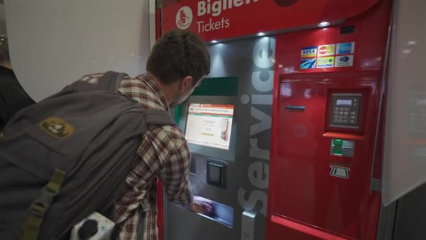 Октября 2023 Года Рим Италия Человек Покупает Билет Через Автомат — стоковое видео