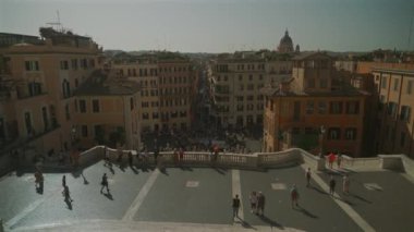 8 Ekim 2023. Roma, İtalya. Piazza di Spagna, Roma, İtalya manzarası. Turistler, popüler bir turizm meydanı olan Plaza de Espana 'da dinleniyor ve güneşli bir yaz gününde Roma' da şehre bakan merdivenlerde dinleniyorlar.. 