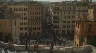 Roma, İtalya. Piazza di Spagna, Roma, İtalya manzarası. Turistler, popüler bir turizm meydanı olan Plaza de Espana 'da dinleniyor ve güneşli bir yaz gününde Roma' da şehre bakan merdivenlerde dinleniyorlar.. 