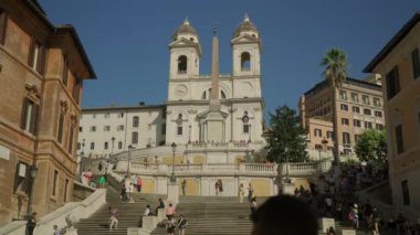 8 Ekim 2023. Roma, İtalya. Piazza di Spagna, Roma, İtalya manzarası. Turistler, popüler bir turizm meydanı olan Plaza de Espana 'da dinleniyor ve güneşli bir yaz gününde Roma' da şehre bakan merdivenlerde dinleniyorlar.. 