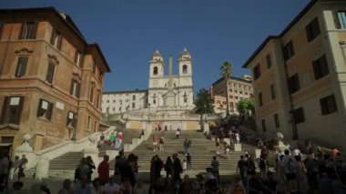 8 Ekim 2023. Roma, İtalya. Piazza di Spagna, Roma, İtalya manzarası. Turistler, popüler bir turizm meydanı olan Plaza de Espana 'da dinleniyor ve güneşli bir yaz gününde Roma' da şehre bakan merdivenlerde dinleniyorlar.. 