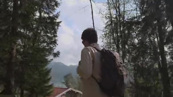 Hombre Senderismo Las Montañas Con Mochila Gafas Sol Viaje Día — Vídeos de Stock