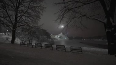 Münih Olimpiyat Parkı, Almanya 'da kışın geceleri kar yağar. Kar kış akşamı geç saatlerde Olimpiyat parkını insanlar olmadan kapladı. Olympiapark Münih. Olympia Parkı Muenchen. 