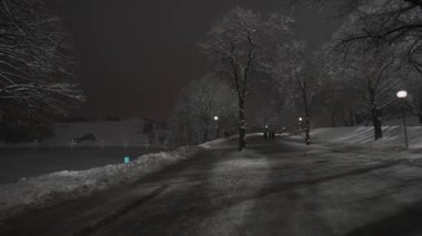Münih Olimpiyat Parkı, Almanya 'da kışın geceleri kar yağar. Kar kış akşamı geç saatlerde Olimpiyat parkını insanlar olmadan kapladı. Olympiapark Münih. Olympia Parkı Muenchen. 