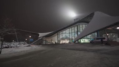Münih Olimpiyat Parkı, Almanya 'da kışın geceleri kar yağar. Kar kış akşamı geç saatlerde Olimpiyat parkını insanlar olmadan kapladı. Olympiapark Münih. Olympia Parkı Muenchen. 