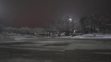 Münih Olimpiyat Parkı, Almanya 'da kışın geceleri kar yağar. Kar kış akşamı geç saatlerde Olimpiyat parkını insanlar olmadan kapladı. Olympiapark Münih. Olympia Parkı Muenchen. 