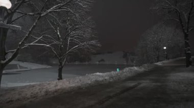 Münih Olimpiyat Parkı, Almanya 'da kışın geceleri kar yağar. Kar kış akşamı geç saatlerde Olimpiyat parkını insanlar olmadan kapladı. Olympiapark Münih. Olympia Parkı Muenchen. 